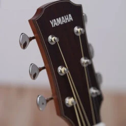Yamaha AC5R Vintage Natural All-Solid Acoustic-Electric Guitar 19 Yamaha AC5R Vintage Natural All-Solid Acoustic-Electric Guitar -Audio Equipment Store ac5rvn 137998 2400 lifestyle6 1 jpg